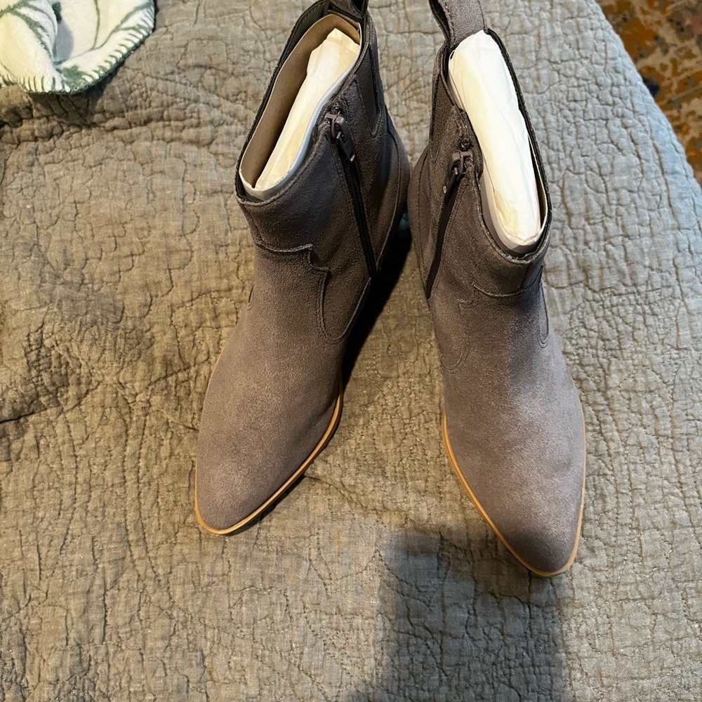 Women’s Size 7 and 8 Brand New with box Lisa and Vicky Gray Suede Ankle Boots - Picture 2 of 6